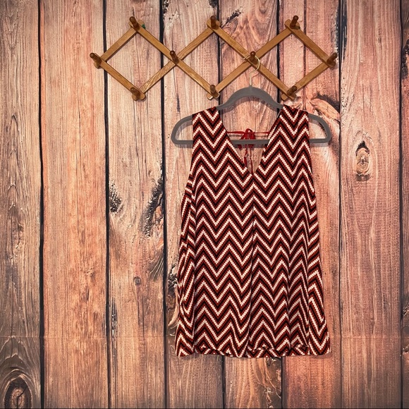 Pleione Chevron Sleeveless Tie Back Blouse - Picture 1 of 9
